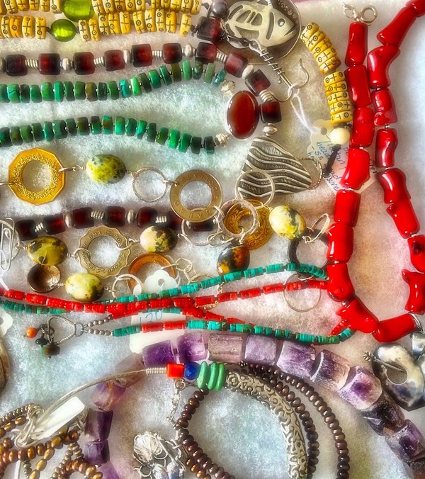 Comment choisir des bijoux en acier inoxydable pour une tenue de travail chic?