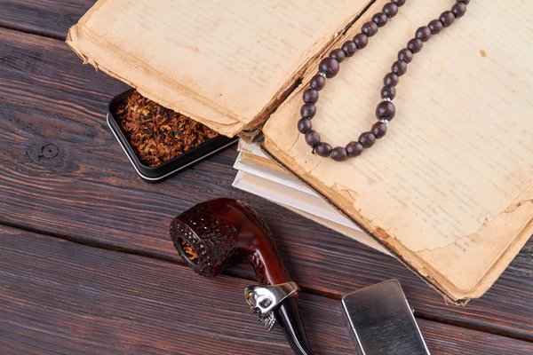 Comment intégrer une minaudière dans un look de journée?