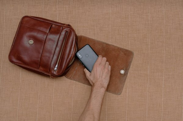 Pochette homme et portefeuille : élégance et fonctionnalité